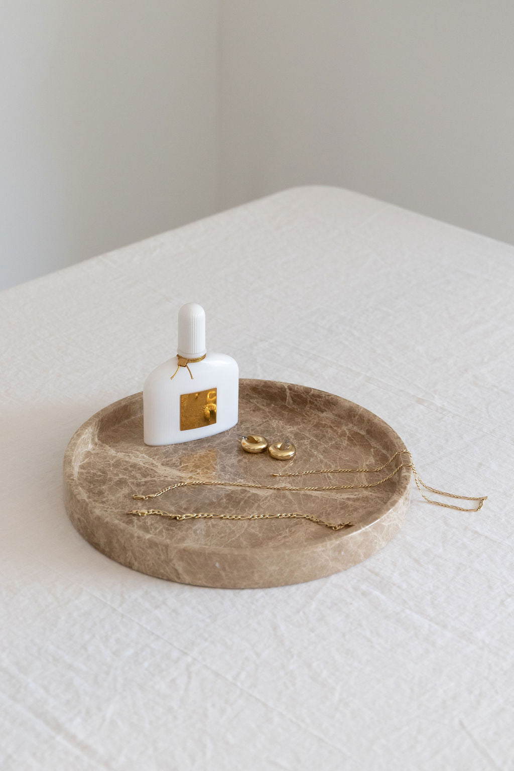 Raya marble tray with a smooth, polished surface, showcasing its round design and natural marble veining, perfect for elegant home decor.